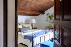 - une chambre avec un lit et un plafond en bois dans l'établissement Villa Várzea - Country Suite, à Ginetes