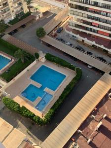 widok na basen w mieście w obiekcie Apartamento Veracruz - Primera Linea de Playa w mieście Benidorm