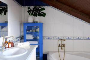 a bathroom with a tub and a sink at Villa Várzea - Country Suite in Ginetes