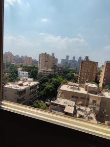 - une vue sur la ville depuis la fenêtre dans l'établissement سرايات المعادي القاهرة, au Caire