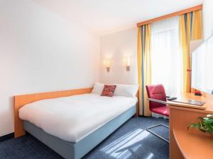 Ein Bett oder Betten in einem Zimmer der Unterkunft Greet hotel Darmstadt - an Accor hotel -
