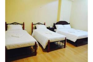 ボラカイにあるOYO 926 Casa Venicia Caticlanの白いシーツが備わるベッド2台が備わる客室です。
