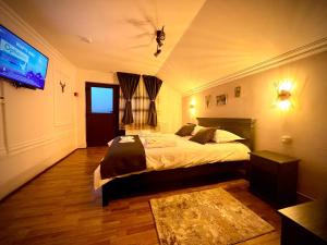 sypialnia z łóżkiem z motylem na suficie w obiekcie Staniștea Cerbilor w mieście Kimpulung Mołdawski