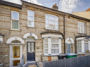 une maison en briques avec des fenêtres blanches et une porte dans l'établissement "FurnishedRentals Direct" WiggenHouse Stylish 3 Bedroom house Sleeps 8 with Free Parking, 2 Bathrooms, near to Watford High Street and Watford Football Stadium, Suitable for visiting Harry Potter Warner Bros Studio and London, à Watford