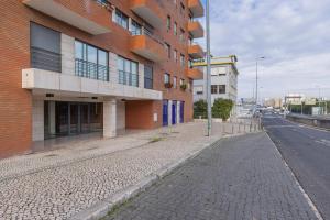 une rue vide devant un bâtiment dans l'établissement Fancy Apartment W/Metro at Doorstep by LovelyStay, à Lisbonne