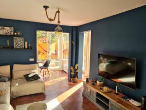 Televízia a/alebo spoločenská miestnosť v ubytovaní Casa Zalla 110m2, 200m2 Garden, Pool, 1Gb Wi-Fi, Private Parking