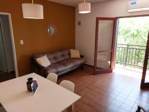 sala de estar con sofá y mesa en Mingo's Appartment en Godoy Cruz