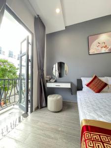 Tây NinhにあるTÂY NINH CITY HOTELのベッドルーム(ベッド1台付)、バルコニーが備わります。