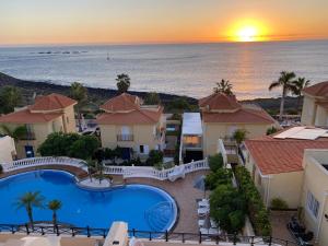 einem Luftblick auf ein Resort mit Pool und Meer in der Unterkunft Villa Tenerife Sur in Los Cristianos