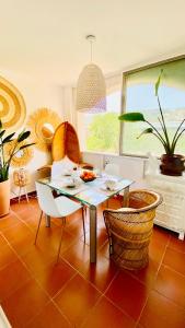 ein Esszimmer mit einem Tisch, Stühlen und einem Fenster in der Unterkunft Beach Penthouse Apartment in Jávea