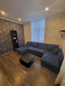 un soggiorno con un divano e un tavolo di Kiviõli Apartment a Kiviõli