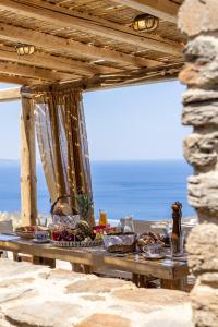 Agios RomanosにあるKapsalos Villasのピクニックテーブル