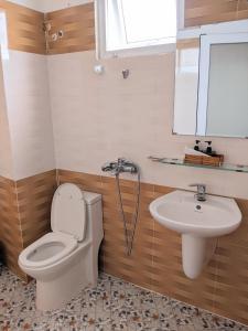 uma casa de banho com um WC e um lavatório em OYO 926 Casa Venicia Caticlan em Boracay