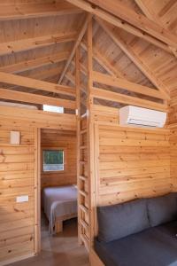 1 dormitorio en una cabaña de madera con 2 camas en wecamp Cala Montgó, en L'Escala