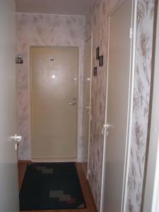 塔林的住宿－Cozy 2-room studio，一间小浴室,设有通往淋浴的门