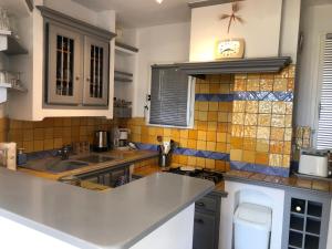 Kuchyňa alebo kuchynka v ubytovaní Appartement 60m2 - 2 Chambres à une minute des plages, parking privé