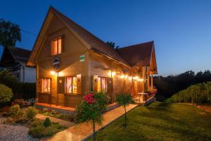 Vonkajšia záhrada v ubytovaní Rustic Cottage With Heated Pool - Happy Rentals