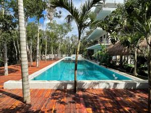 a pool at a resort with palm trees at Havasokk in Francisco Uh May