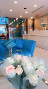 メディナにあるTaj Al Eiman Hotelの店のテーブルに飾られたバラ