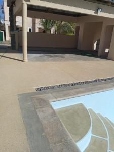 uma piscina em frente a um edifício em Relaxing 3 bedrooms Duplex with swimming pool em Grand Gaube