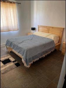 una camera con un letto con una coperta bianca e nera di Relaxing 3 bedrooms Duplex with swimming pool a Grande Gaube