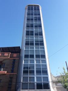 un edificio alto con muchas ventanas en Apart Belgrano en Posadas