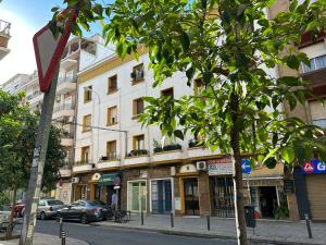 un bâtiment situé sur le côté d'une rue de la ville dans l'établissement Bonito Apartamento a un paso del centro., à Séville