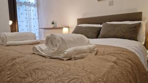 sypialnia z łóżkiem z ręcznikami w obiekcie Spacious 1 Br Near Lincoln City Centre Amenities w mieście Lincoln