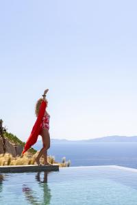 Agios RomanosにあるKapsalos Villasの赤い岬の女