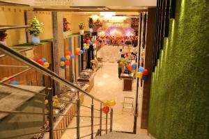 una vista de un salón con globos y una fiesta en Hotel Prem Residency, en Patna