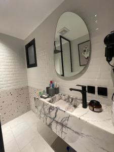 a bathroom with a sink and a mirror at صممت للاسترخاء in Riyadh