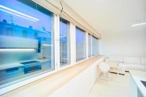 赫爾辛基的住宿－Central Studio Nordic Style，白色的客厅设有大窗户