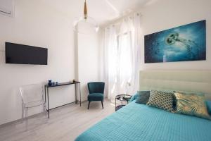 una camera con letto, scrivania e TV di La dolce vita - Pescara Centro a Pescara