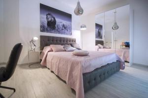 una camera con un grande letto e una sedia di La dolce vita - Pescara Centro a Pescara
