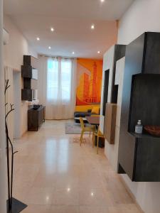 Nhà bếp/bếp nhỏ tại 2Towers Holiday House_Centro storico di Bologna