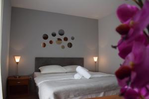 Een bed of bedden in een kamer bij Matilde Beach Resort