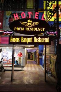 un panneau indiquant un restaurant de banquet sur un bâtiment dans l'établissement Hotel Prem Residency, à Patna