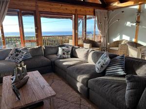 uma sala de estar com um sofá e uma mesa em Out to Sea em Wilderness