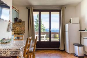 Kuchyňa alebo kuchynka v ubytovaní T2 cabine avec terrasse plein sud 30m2 aux angles