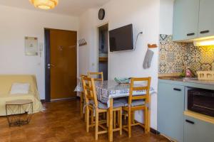 Kuchyňa alebo kuchynka v ubytovaní T2 cabine avec terrasse plein sud 30m2 aux angles