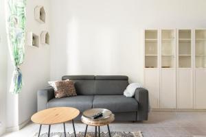 a living room with a couch and a table at La casa sull'albero City Life in Milan