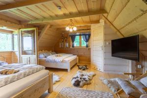 Un pat sau paturi într-o cameră la Bacówka w górach- Kolasówka