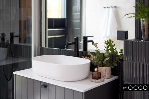 baño con un gran fregadero blanco en una encimera en Luxury apartment in the city centre en Tallin
