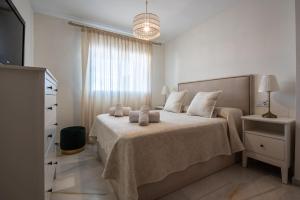 - une chambre avec un lit et 2 serviettes dans l'établissement Apartamento Las Terrazas l, à Marbella