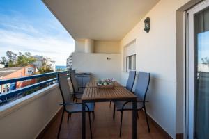 d'un balcon avec une table et des chaises en bois. dans l'établissement Apartamento Las Terrazas l, à Marbella