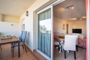 - une salle à manger et un salon avec une table et des chaises dans l'établissement Apartamento Las Terrazas l, à Marbella