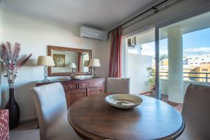 - une salle à manger avec une table et des chaises en bois dans l'établissement Apartamento Las Terrazas l, à Marbella