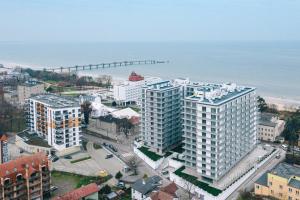 widok miasta z lotu ptaka z widokiem na ocean w obiekcie Balticus Apartamenty Standard Promenada Gwiazd 14 w mieście Międzyzdroje