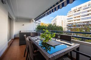 un balcon avec une table et des chaises et une vue sur les bâtiments dans l'établissement Apartamento Las Terrazas ll, à Marbella