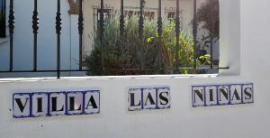 a white wall with the words viola and las minas at Villa Las Niñas Costa del Sol in Mijas